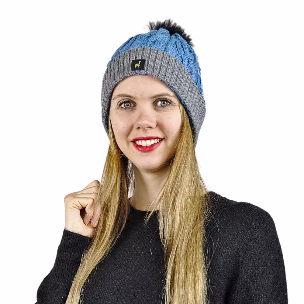 Damen M&uuml;tze Andrea 100% Baby Alpaka mit Bommel und Zopfmuster One Size f&uuml;r Kopfgr&ouml;&szlig;en S-XL